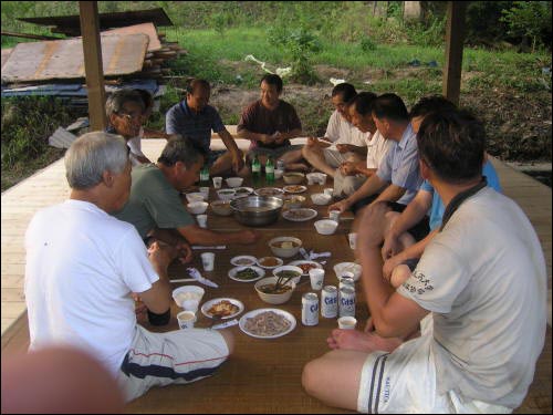 동네 남자분들이 술자리를 잡았다. 